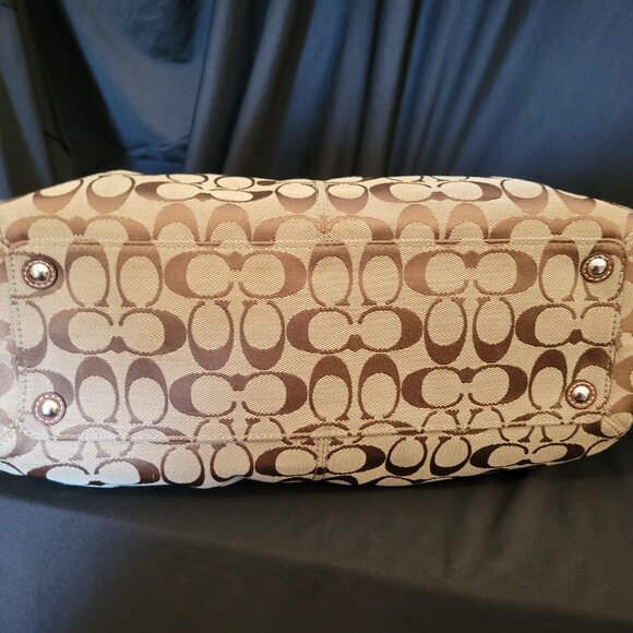 COACH Signature Pleated Shoulder tote in Brown/Beige. Perfect classic fall bag! - Picture 15 of 16